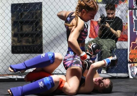 Una de las luchadoras maniata a otra en el campeonato celebrado en Arroyo.