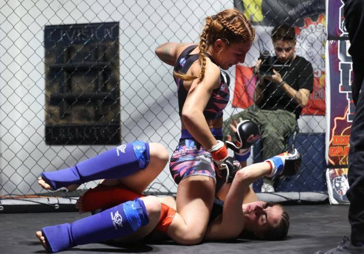 Una de las luchadoras maniata a otra en el campeonato celebrado en Arroyo.