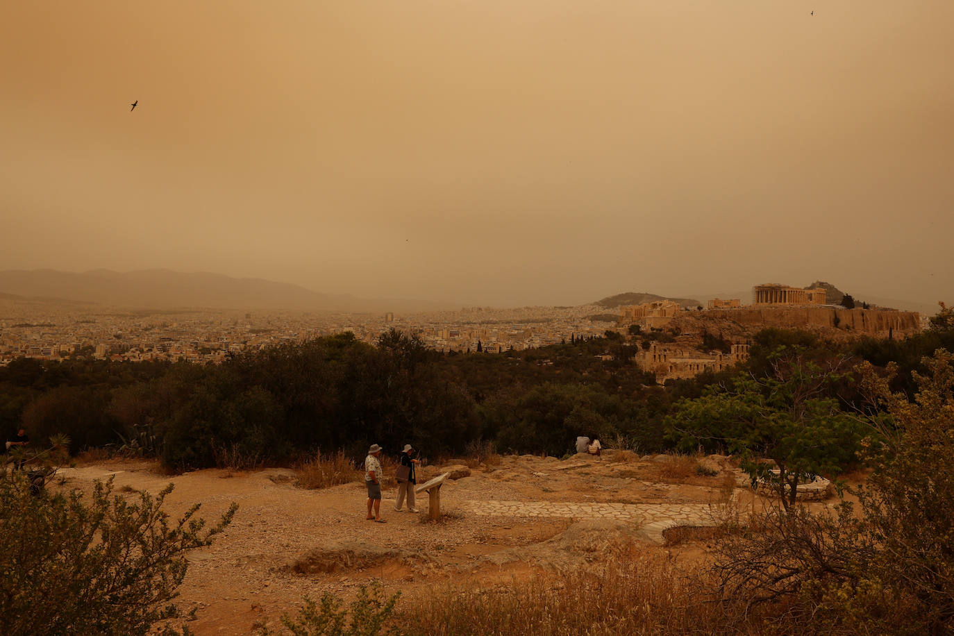 Impresionantes imágenes de la ciudad de Atenas cubierta de polvo del Sáhara