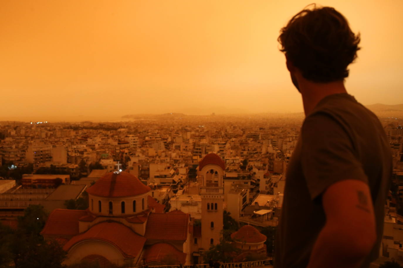 Impresionantes imágenes de la ciudad de Atenas cubierta de polvo del Sáhara