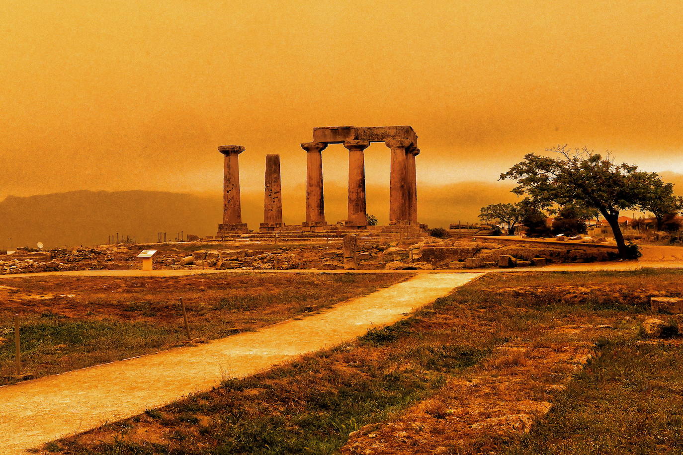 Impresionantes imágenes de la ciudad de Atenas cubierta de polvo del Sáhara