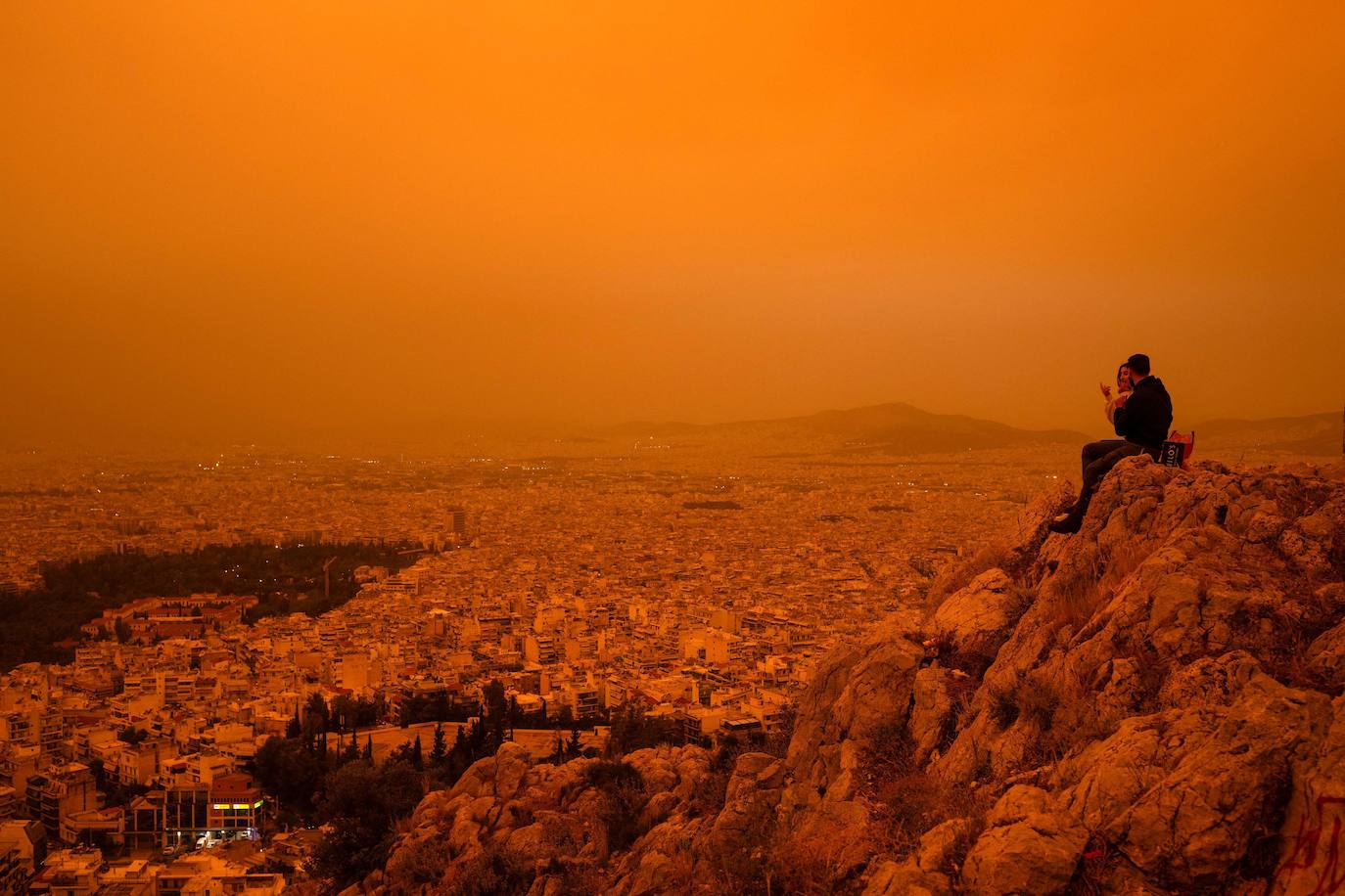 Impresionantes imágenes de la ciudad de Atenas cubierta de polvo del Sáhara