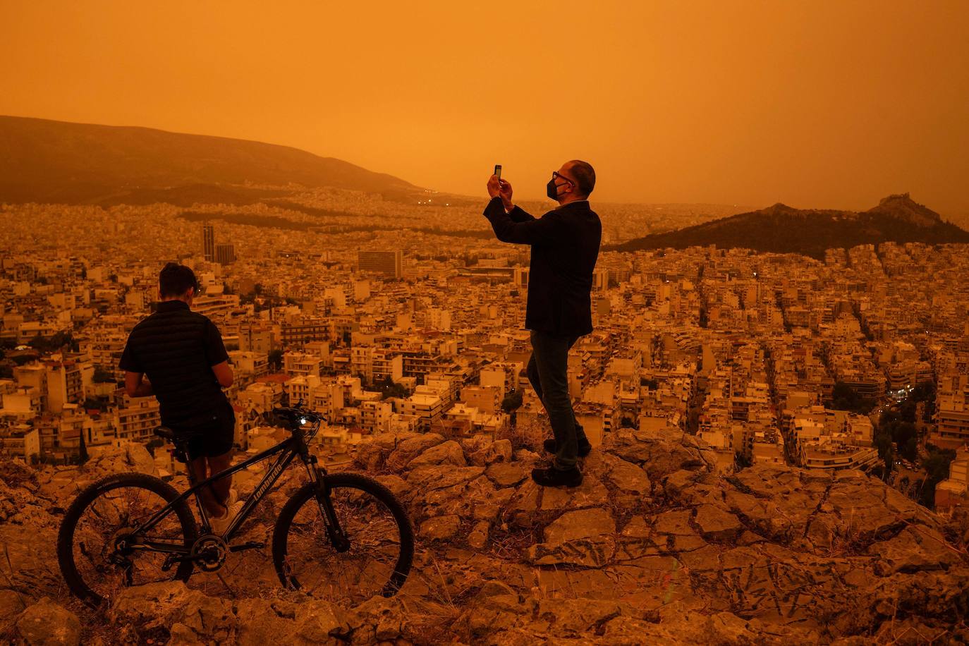 Impresionantes imágenes de la ciudad de Atenas cubierta de polvo del Sáhara