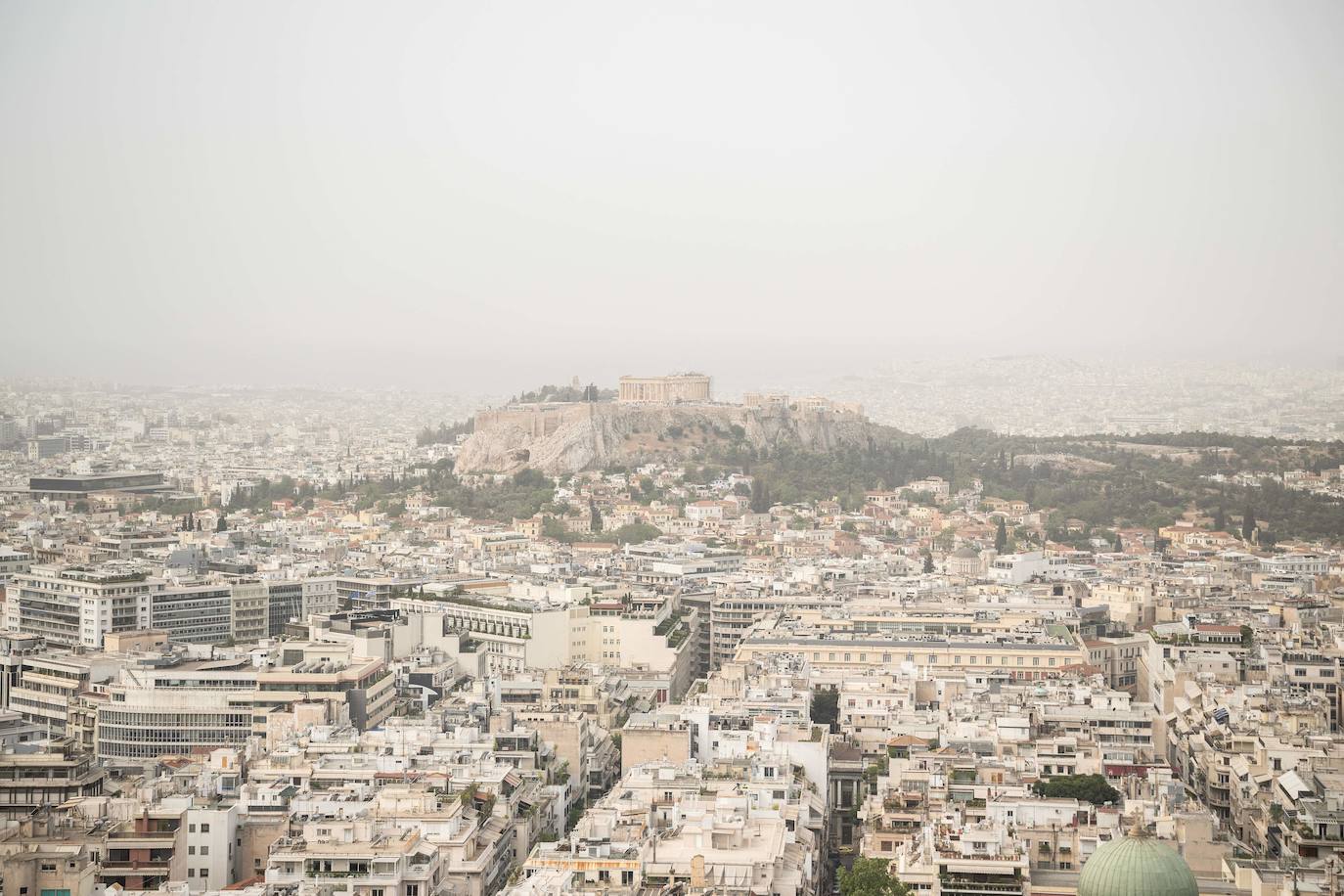 Impresionantes imágenes de la ciudad de Atenas cubierta de polvo del Sáhara