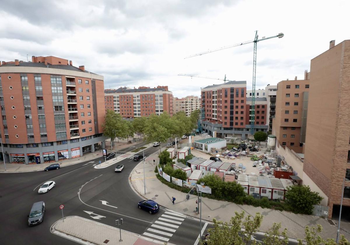 Solar, ahora con casetas de obra, en el que se levantará el edificio con 78 viviendas que completará el diseño de la plaza Marcos Fernández de Parquesol.