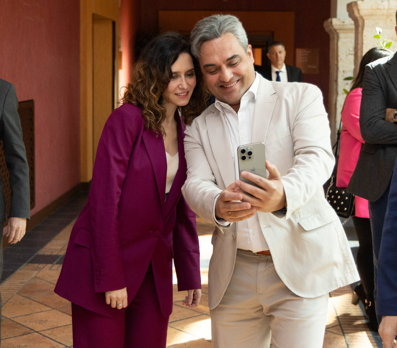 Isabel Díaz Ayuso se fotografía junto a uno de los asistentes al evento.