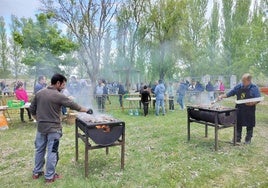 Preparación de la panceta a la parrilla, el martes en Torquemada.