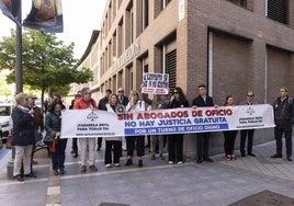 Concentración de los abogados del turno de oficio en la calle Angustias.