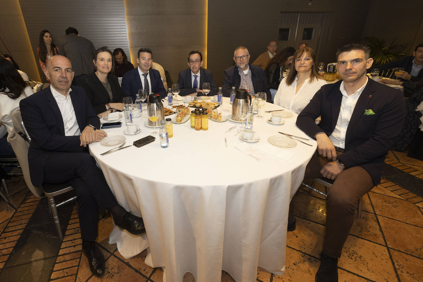 José Portela, Isabel Ibáñez y Alberto Navarro (CaixaBank), Jorge Valentín-Gamazo (Jes Asesores), Nicolás Ojeda (Timberpel), Celia González (Cerámicas La Flecha) y Carlos González (Resturante Ubi). 