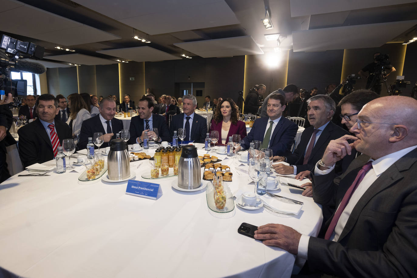 Paco Hevia (Gullón), Pablo Junceda (Sabadell), Conrado Íscar (presidente de la Diputación), Sarbelio Fernández (alcalde de Arroyo), Isabel Díaz Ayuso (presidenta de Madrid), Alfonso F. Mañueco (presidente de la Junta), Iñaki Arechabaleta (CEO de Vocento y presidente del Consejo de Administración de El Norte), Goyo Ezama (El Norte) y Jesús Julio Carnero (alcalde de Valladolid).