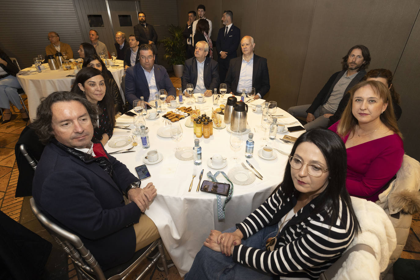 Alberto Cagigas (CyL Económica), Noemí Hernández (Amadix), Leticia Mingueza (ATA), Felipe González (Cofocyl), Miguel Á. González (MC&VA), Nicolás Prieto (Reto), un empleado del gabinete de Ayuso, Elena Ortega (Impulsa Tu Marketing) y Natalia Martín (CEOE).