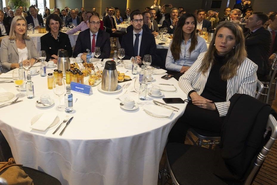 Mayte Zamorano, directora financiera de El Norte de Castilla; Marta Castaño (Collosa); Javier Martín Clavo (Santander); Rodrigo Nieto, concejal de Familia y Servicios Sociales del Ayuntamiento de Valladolid; Blanca Jiménez, concejala de Turismo del Ayuntamiento de Valladolid, y Ángela de Miguel, Presidenta CEOE Valladolid.