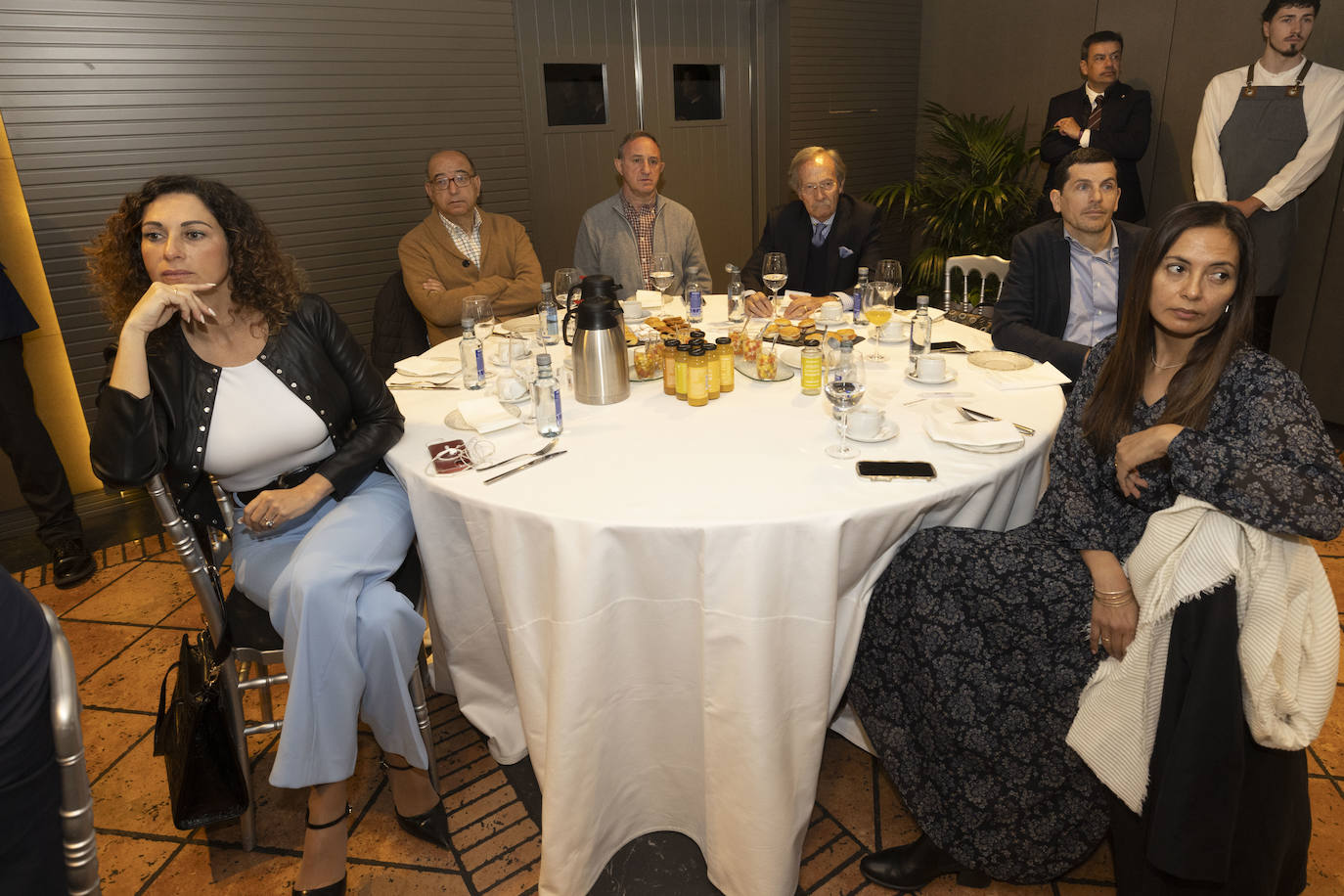 Inés Travieso (Mapfre), Regino Fernández (pensionista) Ángel Lorenzo (Michelin), Jesús Domínguez (PP) y Enrique Vázquez y Lizbeth Peña (Conjunto Residencial Las Eras).