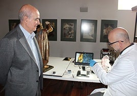 Juan Antonio del Sol y Francisco José Boldo con el nuevo microscopio.