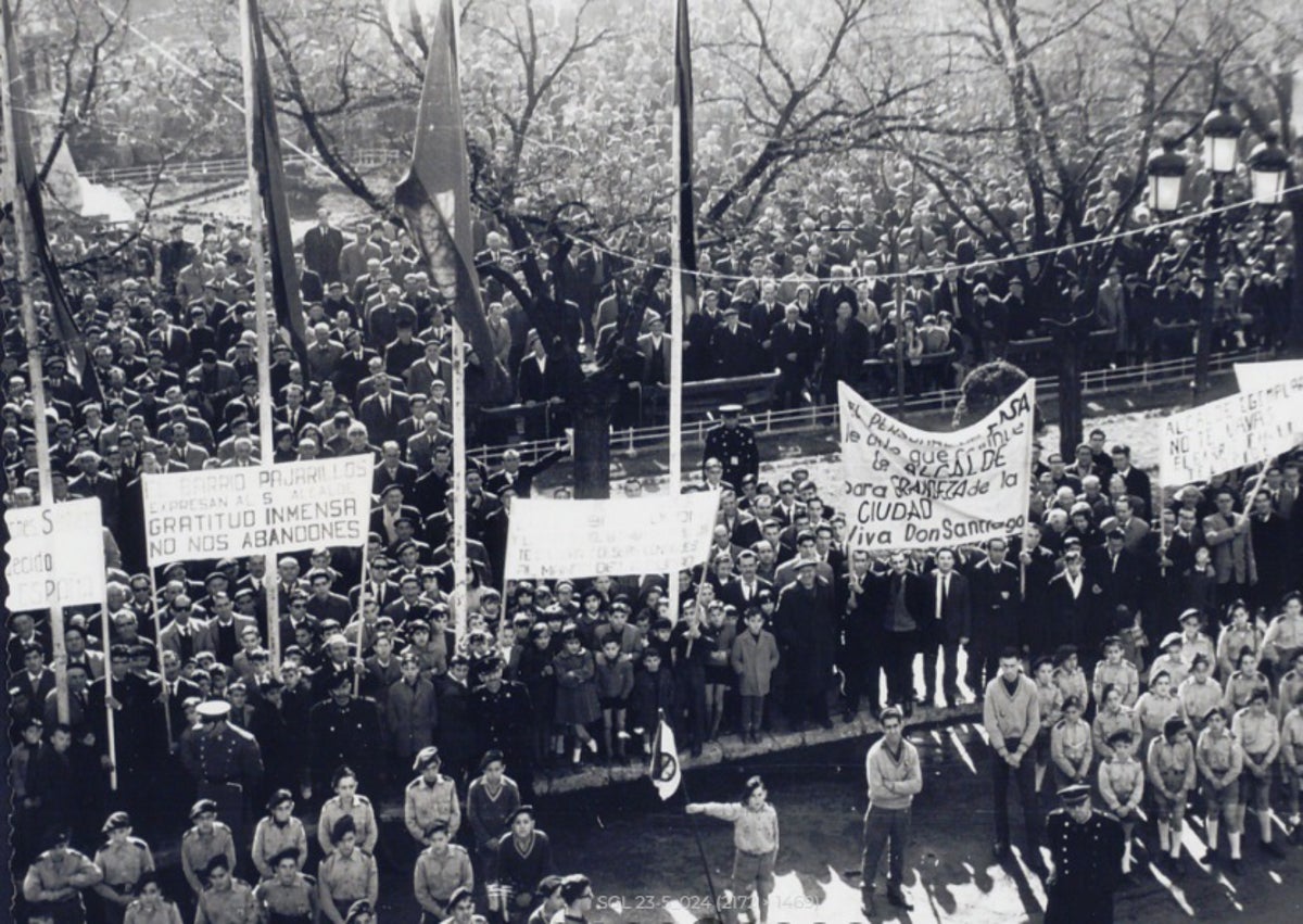 Imagen secundaria 1 - Miles de vallisoletanos con pancartas en la Plaza Mayor durante el homenaje a Santiago López, e imposición de la Gran Cruz del Mérito Civil por el gobernador.