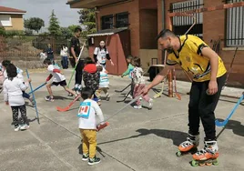 Pablo López de los Rolling Lemons da indicaciones a los niños para jugar al hockey