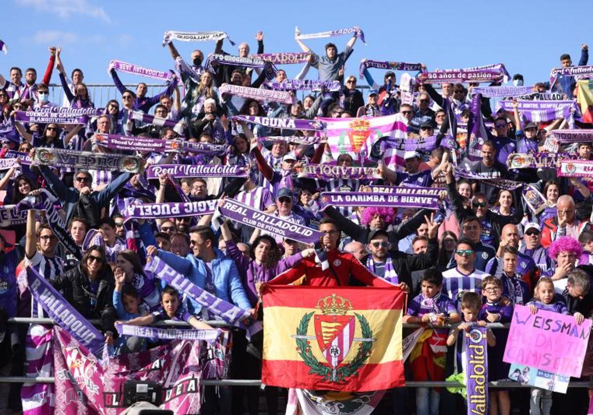 Aficionados del Real Valladolid en Anduva durante el partido ante el Mirandés de hace dos temporadas.