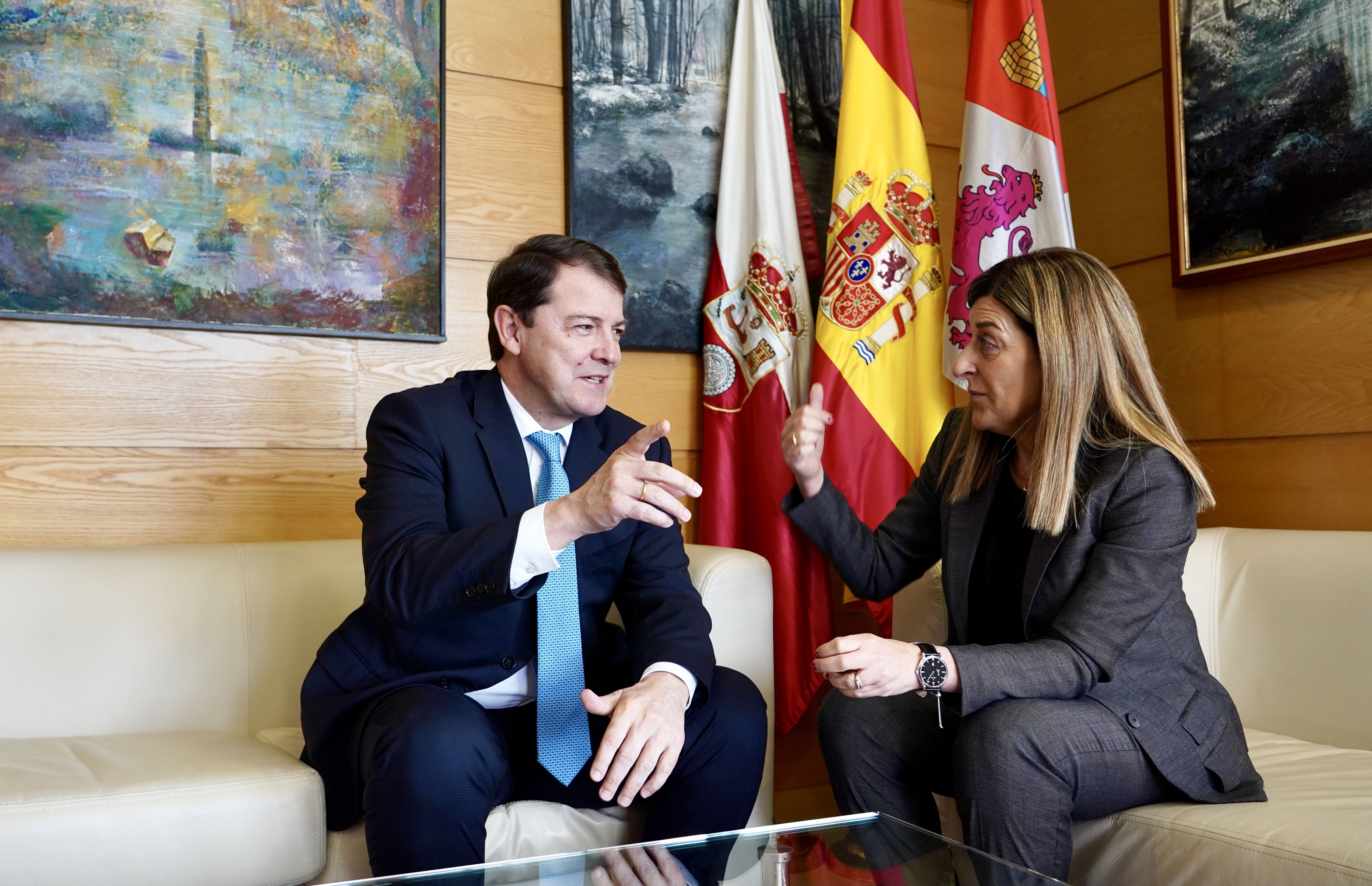 El presidente de la Junta de Castilla y León, Alfonso Fernández Mañueco, y la presidenta de Cantabria, María José Sáenz de Buruaga, este viernes.