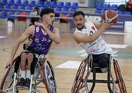 Radi Gadamin persigue a un rival en el partido ante el Rehab Merkezi.