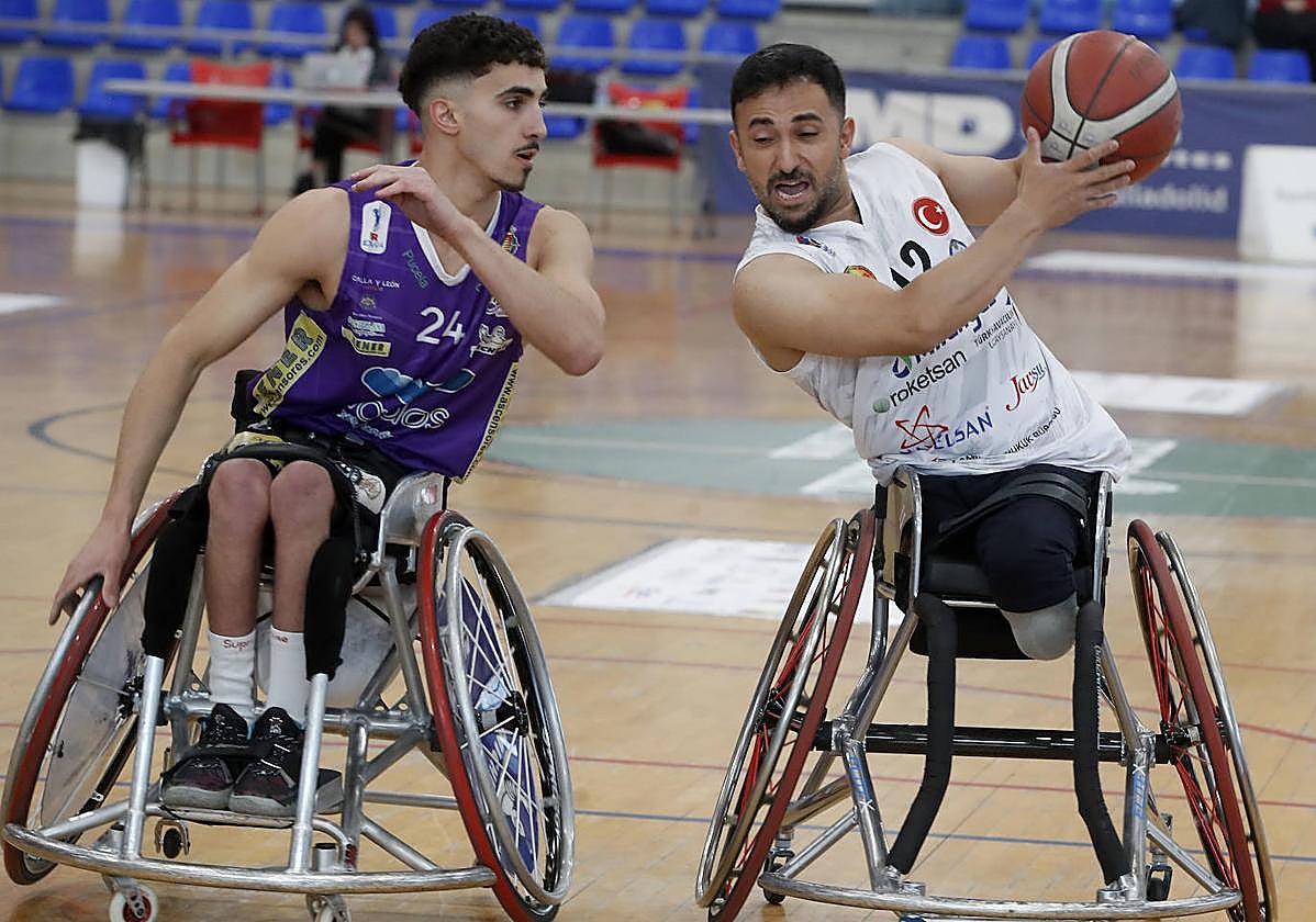 Radi Gadamin persigue a un rival en el partido ante el Rehab Merkezi.