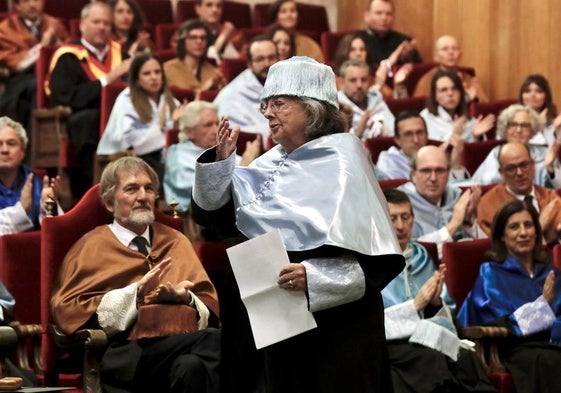 Carmen Sarmiento, en primer término, y Hans Pretzsch, aplaudiendo detrás, durante su investidura como doctores honoris causa.