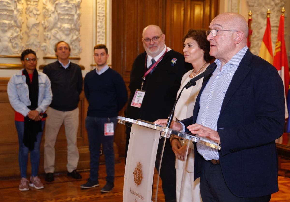 El alcalde, Jesús Julio Carnero, interviene este viernes en un acto en el Ayuntamiento.