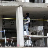 Un trabajador en un edificio en construcción en Segovia.