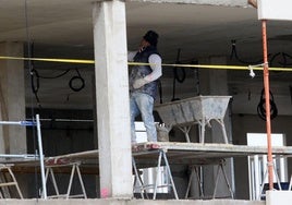 Un trabajador en un edificio en construcción en Segovia.