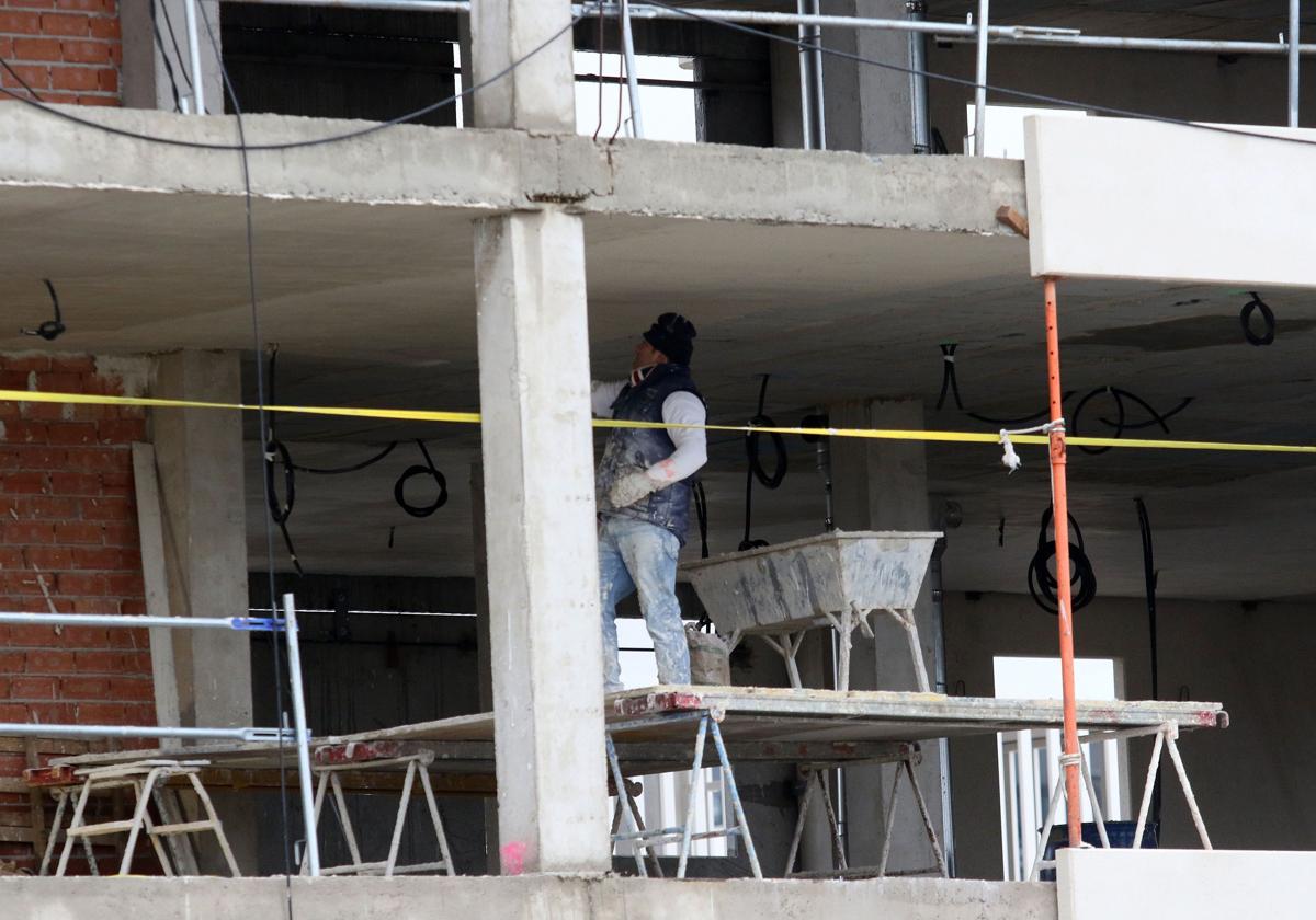 Un trabajador en un edificio en construcción en Segovia.