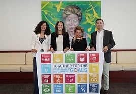 La presidenta y la presidenta de honor de Gullón (primera y tercera por la izquierda), con un cartel de la campaña.