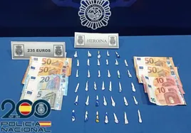 Sustancias estupefacientes y dinero en efectivo intervenido por la Policía Nacional.