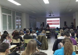 Alumnos del IES Recesvinto en una conferencia.