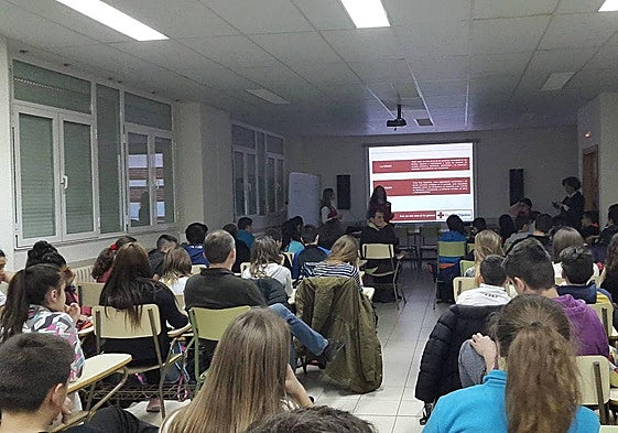 Alumnos del IES Recesvinto en una conferencia.