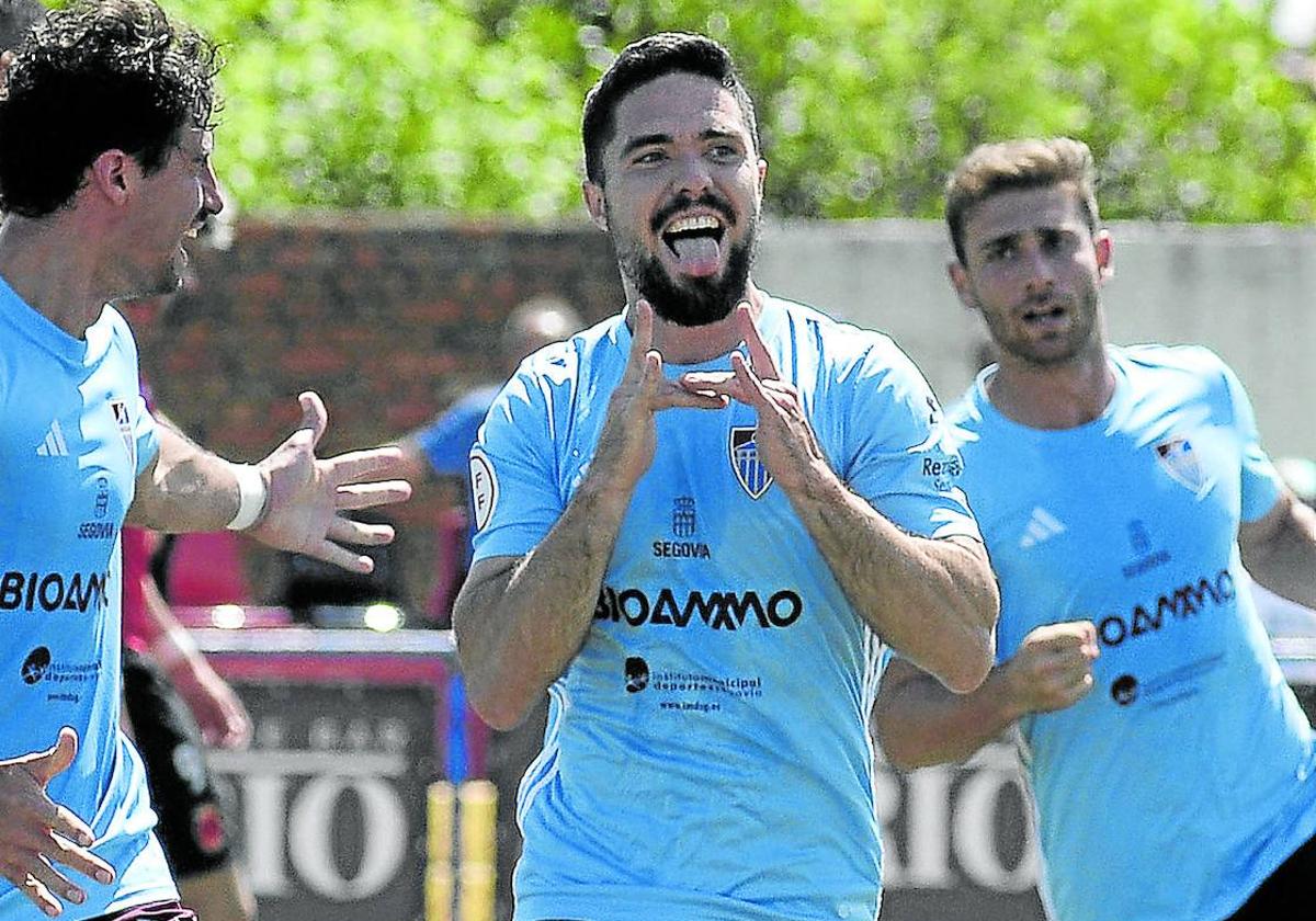 Rubén Yubero celebra un gol de la Segoviana.