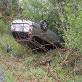 Se da a la fuga tras caer su coche por una ladera del río