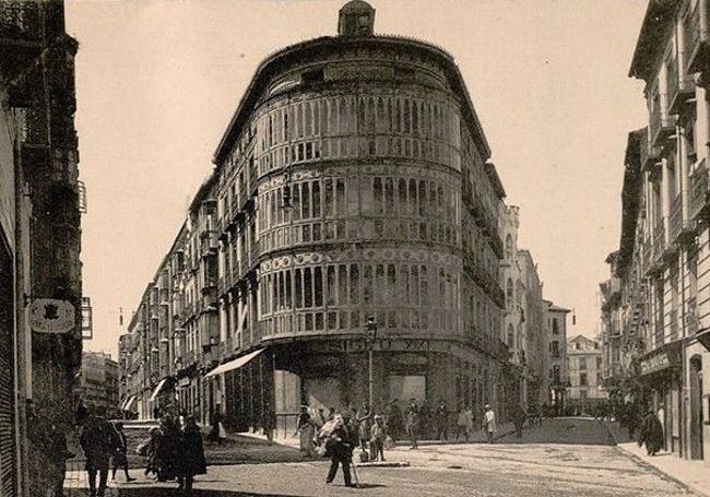 Vista tomada desde la confluencia de las calles Regalado, Cascajares, Núñez de Arce y Catedral en los años veinte de 1900. Se ve la balconada redondeada -hoy desaparecida- del edificio donde se encontraba El Siglo XXI.