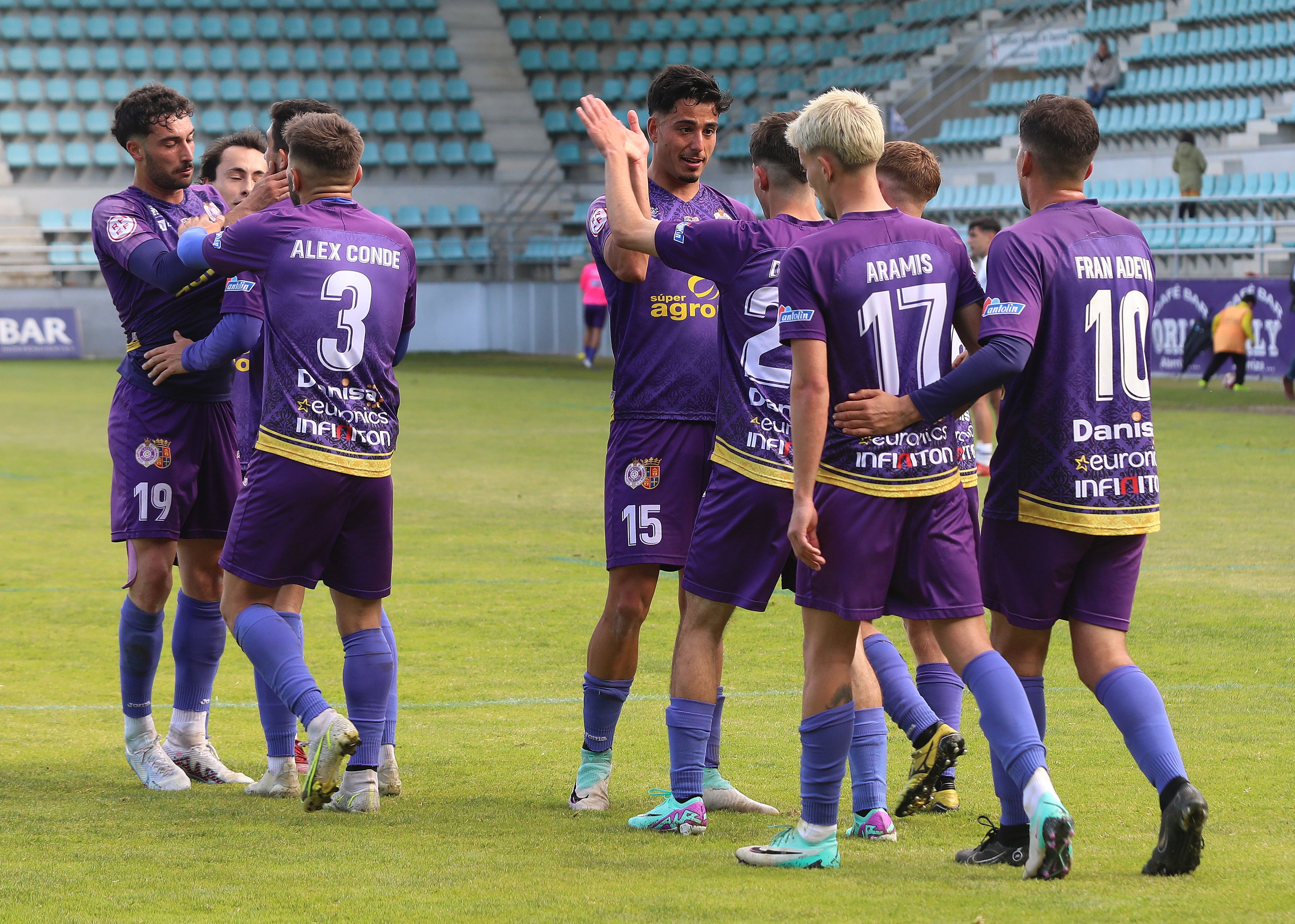 Los jugadores del Palencia Cristo celebran la victoria.