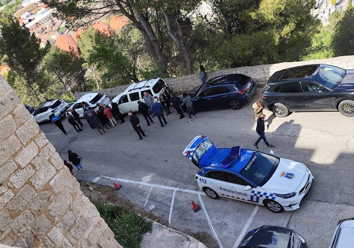 Lugar del atropello. La Policía Local y otros visitantes auxilian a la mujer mientras llegan los sanitarios.