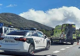 Accidente ocurrido este sábado en la N-603, en El Espinar, en el que un coche ha volcado.