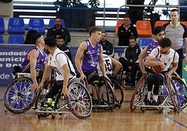Un jugador del equipo turco protege el balón.