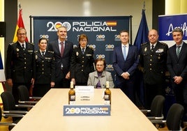 Presentación de las botellas de la DO Rueda con etiquetado especial dedicado al bicentenario de la Policía Nacional.