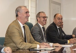 El consejero de industria (centro) se reúne con las instituciones segovianas para iniciar el proyecto de Prado del Hoyo.