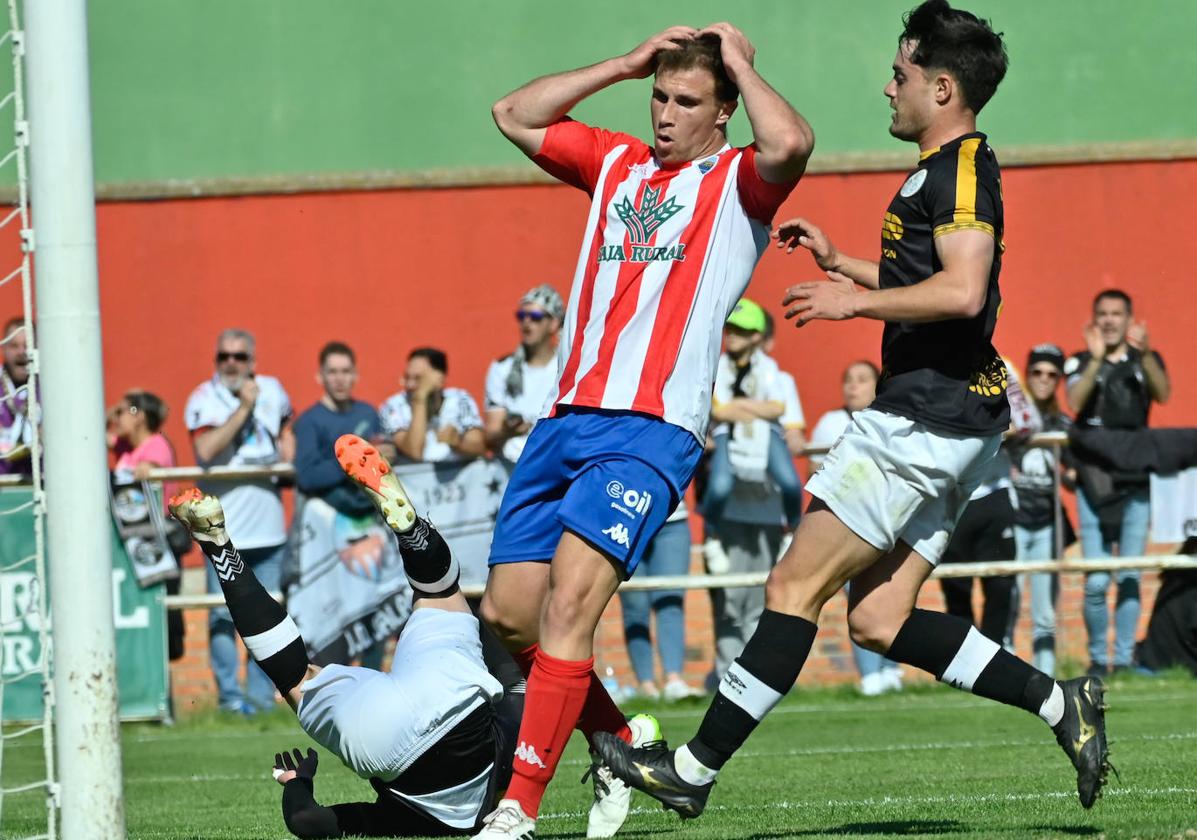 Un jugador del Tordesillas se lamenta tras una ocasión fallada.