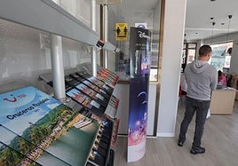 Cliente en una agencia de viajes.