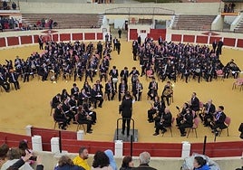 La Banda Municipal de Música de Coca, este domingo durante su actuación en el encuentro.