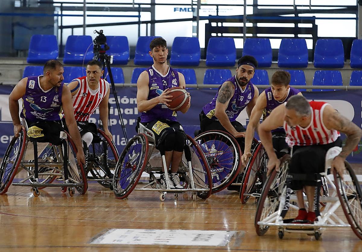 Maor Alfasi captura un rebote antes de lanzar el contraataque.