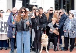 Familiares y allegados de Sergio Delgado, durante la concentración en la Plaza Mayor de Valladolid. En primer plano, su hermana lee un discurso en recuerdo.