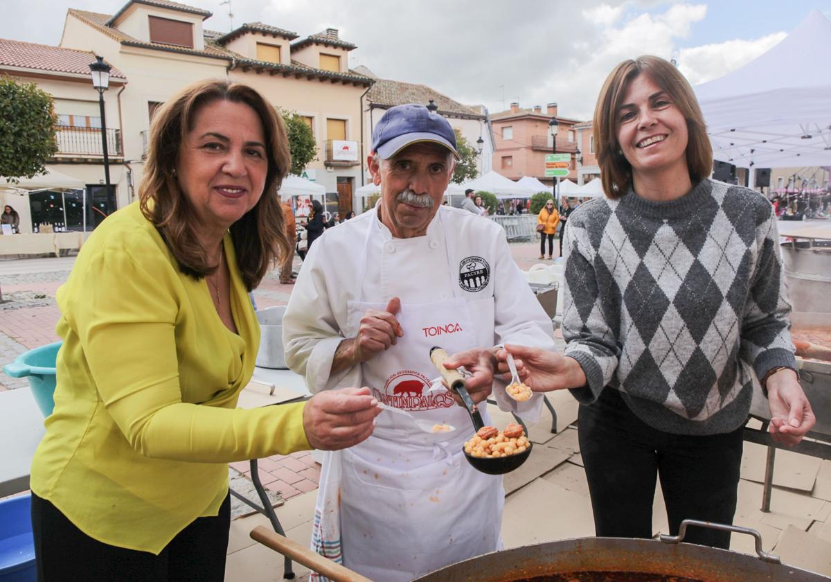 La alcaldesa de Cantimpalos (izq.), Inés Escudero; el cocinero Ignacio García, y la diputada provincial Magdalena Rodríguez, en la Feria del Chorizo este domingo.