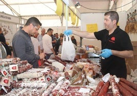 Venta de productos alimenticios en la pasada edición de la Feria de Cuéllar.