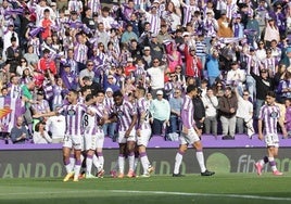 Los jugadores del Real Valladolid celebran con Meseguer el único tanto de la tarde.